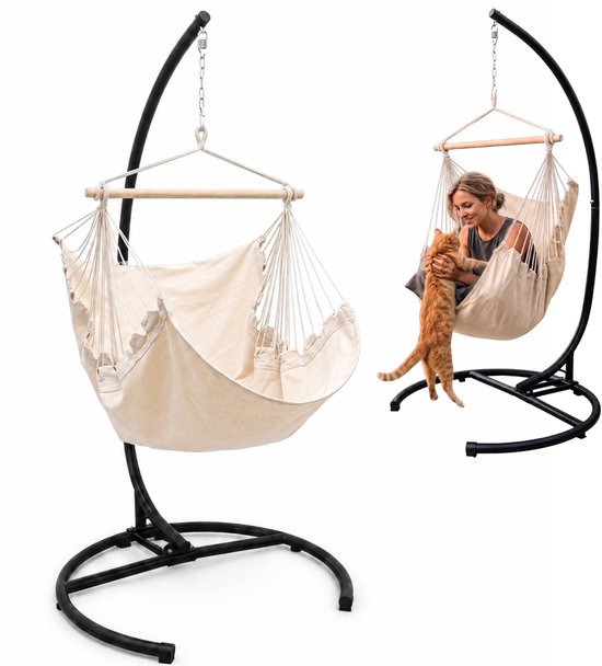 Zandkleurige hangstoel in zwart metalen frame, met en zonder vrouw met kat.