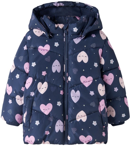 Donkerblauwe jas met capuchon, bedrukt met roze, paarse en witte hartjes en bloemetjes.