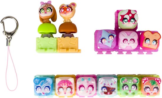 Speelgoedfiguurtjes en accessoires: twee dierenfiguurtjes, gestapelde kubussen met gezichten, en een rij met kleurrijke kubussen, met sleutelhanger.
