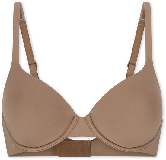 Beige beugel-bh met gladde cups en verstelbare bandjes op een witte achtergrond.
