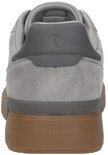 Grijze suède sneakers met bruine zool, van achteren gezien, met merkbeschrijving.