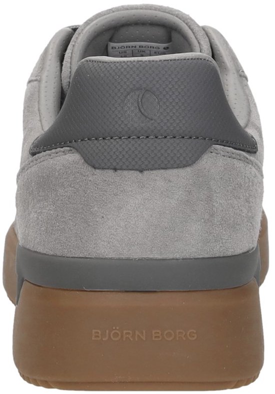Grijze suède sneakers met bruine zool, van achteren gezien, met merkbeschrijving.