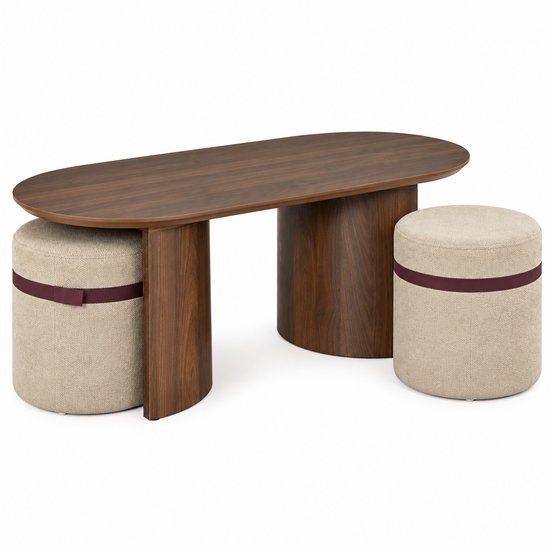 Ovale salontafel met walnoothouten afwerking, met twee lichte poefs met bordeauxrode band, op witte achtergrond.