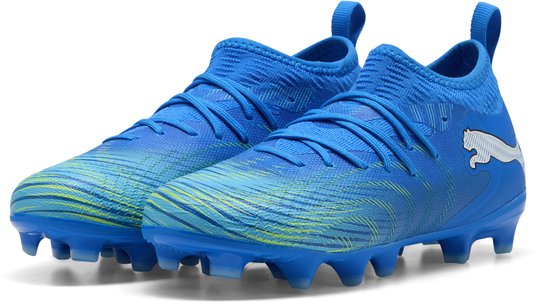 Paar helderblauwe Puma voetbalschoenen met witte logo's en neon-groene strepen op de neus.