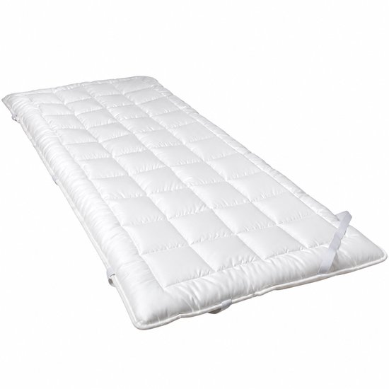 Surmatelas blanc matelassé avec quatre sangles élastiques aux coins, isolé.