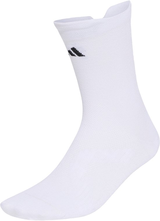 Witte sportsok met een zwart Adidas-logo op de schacht.