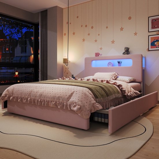 Roze bed met led-verlichting, opbergvakken in hoofdeinde, gedekt met beddengoed in slaapkamer.