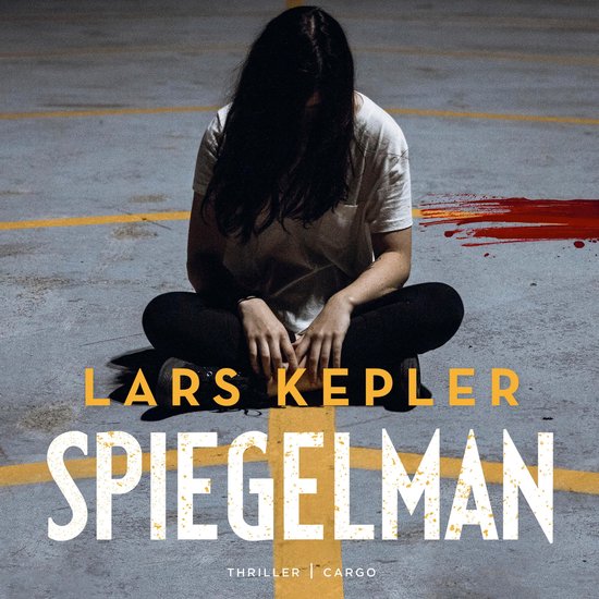 Boekomslag van 'Spiegelman' door Lars Kepler. Een vrouw zit in kleermakerszit op een parkeerplaats met bloedspatten op de achtergrond.