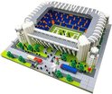 Gedetailleerd bouwmodel van het Bernabéu Stadion met witte structuren, blauwe tribunes en een groen voetbalveld.