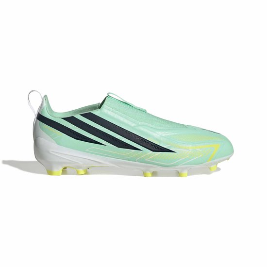 Lichtgroene voetbalschoen met zwarte Adidas strepen, gele accenten en witte zool.