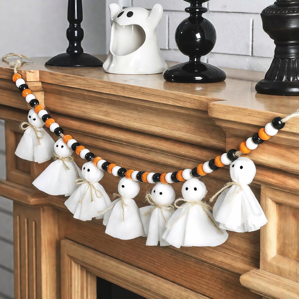 Garland decoraties, 10,92 m handgemaakte houten kraal spook banner met 7 stuks witte stof spook ornamenten, oranje zwart witte houten kralen opknoping string banner voor open haard