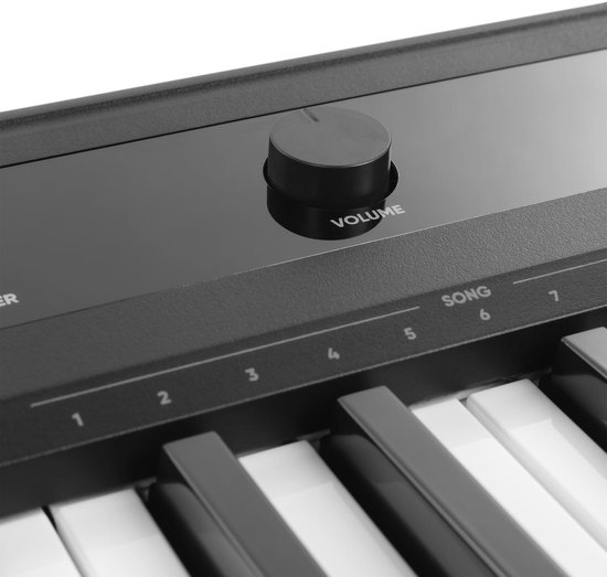 Draaiknop met de tekst 'VOLUME' op het glanzende zwarte bedieningspaneel van het MAX RhapsodyDP88S digitale piano keyboard.