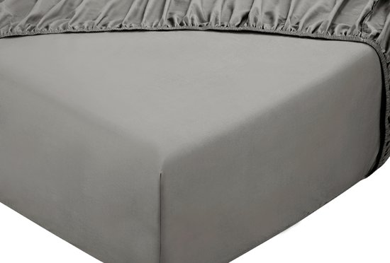 Drap-housse gris avec élastique sur tout le pourtour, présentant les plis caractéristiques du matériau.