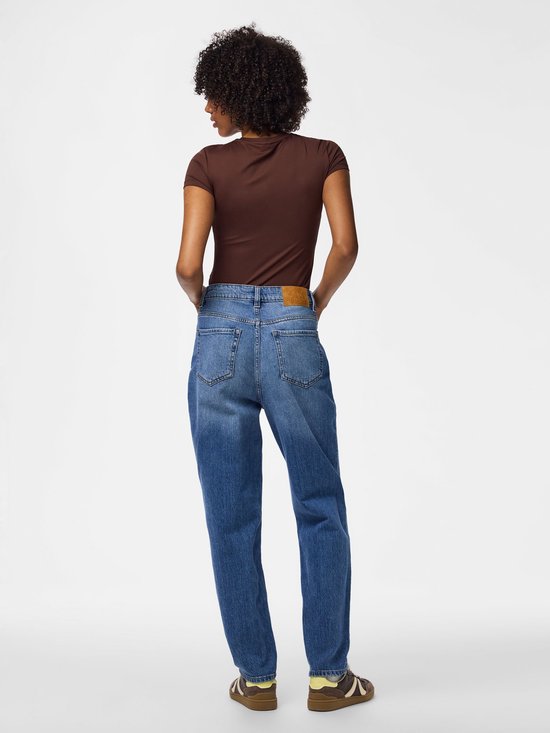 Achteraanzicht van een model met krullend haar in een blauwe jeans met hoge taille en zakken achterop.