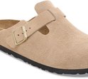 Detailopname van een beige suède Birkenstock Boston klomp met een messingkleurige verstelbare gesp en zwarte zool.