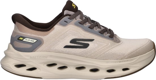 Zijkant van een taupe Skechers sneaker met een beige mesh bovenwerk, bruine accenten en de tekst "SLIP-INS".