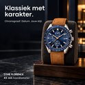 TYME Florence horloge met 45 mm kast op een displaystandaard, voorzien van een blauwe wijzerplaat en bruine band.