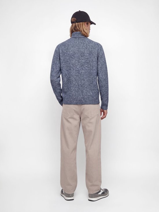 Model draagt blauwe gemêleerde gebreide polo met halve rits, gestreept overhemd, beige broek en pet (achterkant).