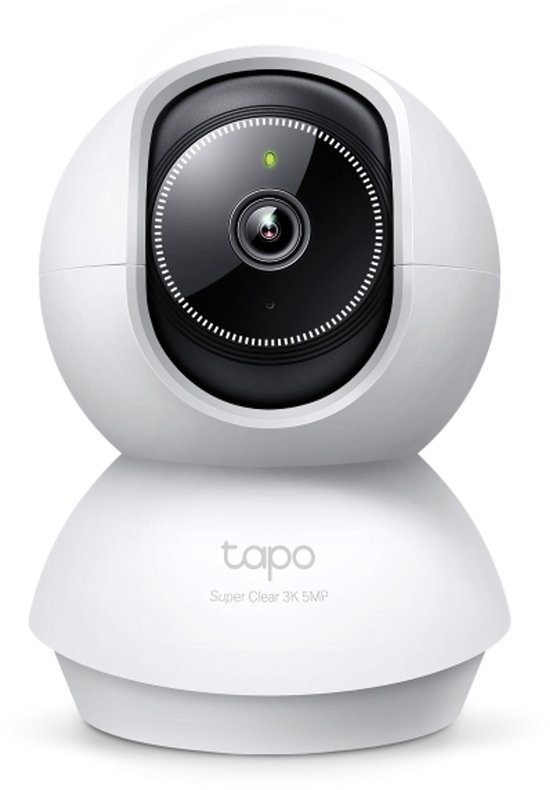 Witte Tapo 3K 5MP beveiligingscamera voor binnen met een rond ontwerp en een zwarte cameralens aan de voorzijde.