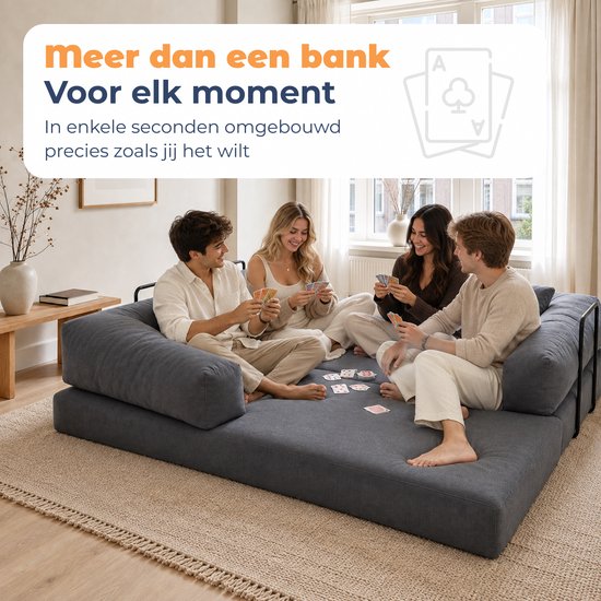 Vier personen zitten op een blauwe corduroy slaapbank en spelen een kaartspel.