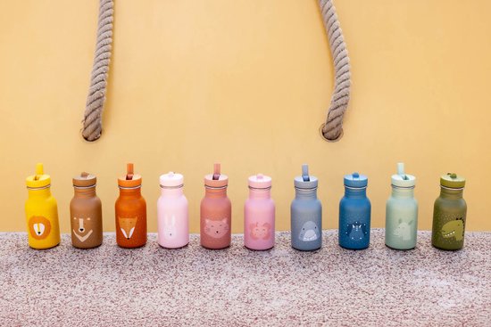 Rij van tien kleurrijke Trixie kinderdrinkflessen met verschillende dierenillustraties.