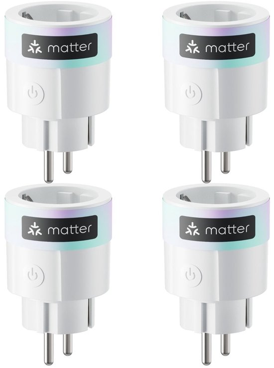 Vier identieke witte Matter-stekkers met aan/uit-knop.