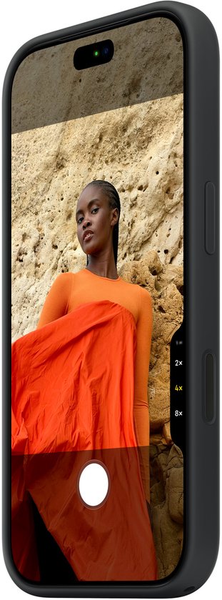 iPhone met zwart hoesje, toont een model in een oranje outfit.