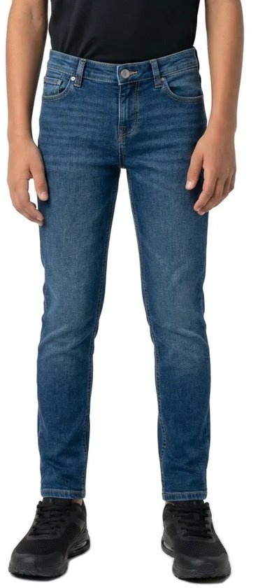 Jongens jeans in een donkerblauwe denim wassing, met een slim fit pasvorm. Gedragen op zwarte sneakers.