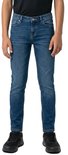 Jongens jeans in een donkerblauwe denim wassing, met een slim fit pasvorm. Gedragen op zwarte sneakers.