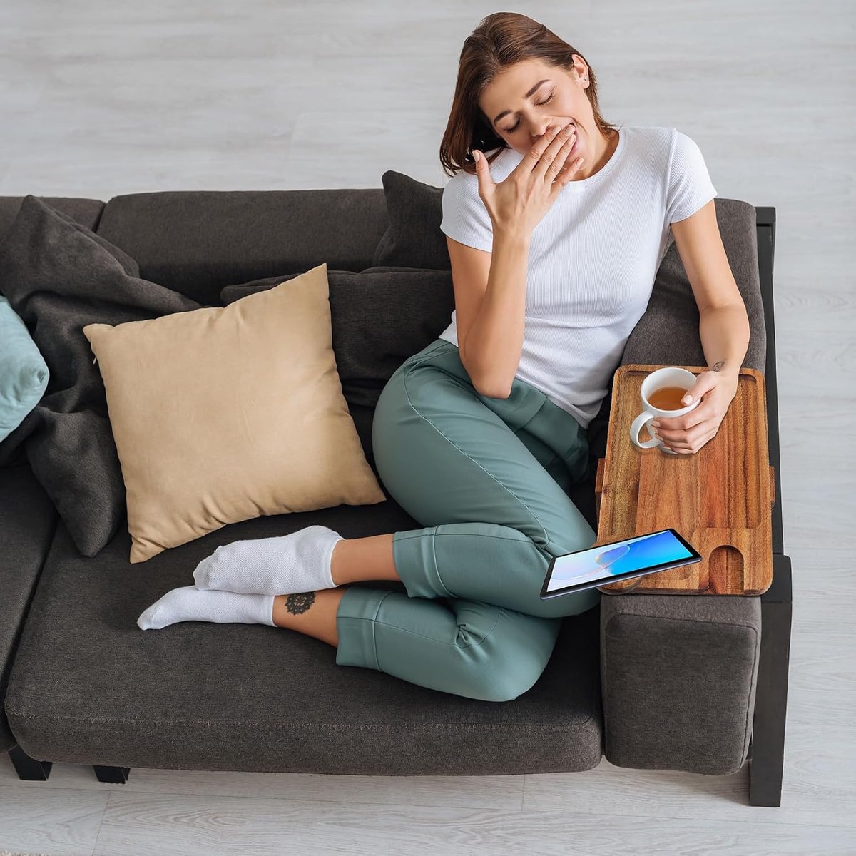 Bank Arm Dienblad, Acacia Hout Clip On Sofa Armleuning Tafel met Wijnglas Houder, Opvouwbare Fauteuil Tray met 360 ° gedraaide telefoonhouder, Bankleuning tafel voor Snack Afstandsbediening — cadeau in Kookcadeaus - foto 7