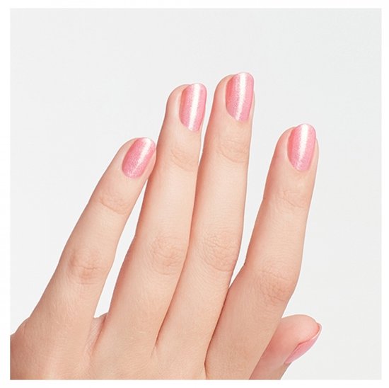 Hand met vier nagels gelakt met parelmoerachtige, lichtroze nagellak.