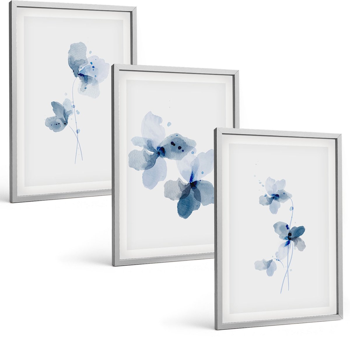 Coloray 3-Delige Schilderij Set - Bloemen In Verschillende Blauwtinten Op Een Lichte Achtergrond - 40 x 60 cm - Decoratieve Schilderijen - Wanddecoratie - Hal - Woonkamer Decoratie