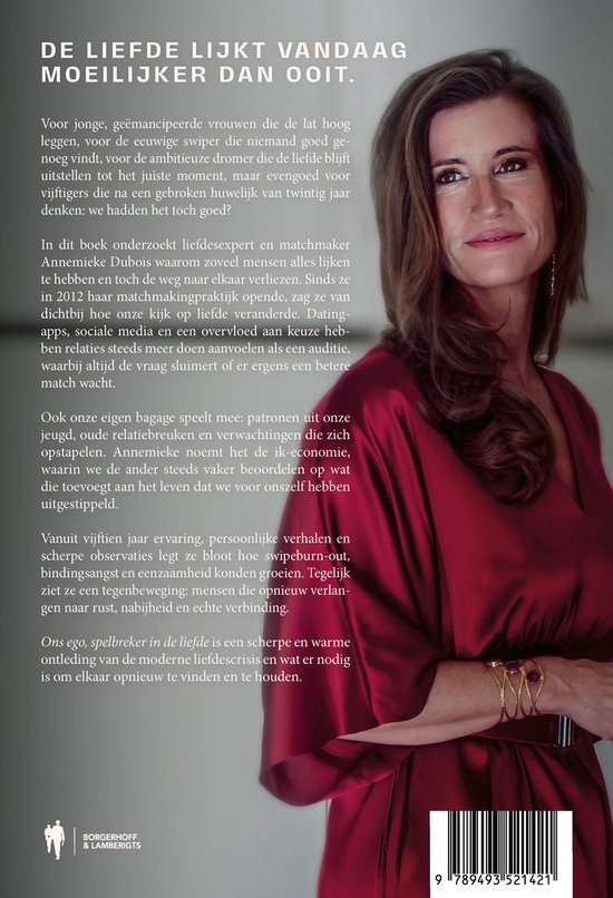 Model in rode satijnen jurk, met gouden armbanden om haar pols.