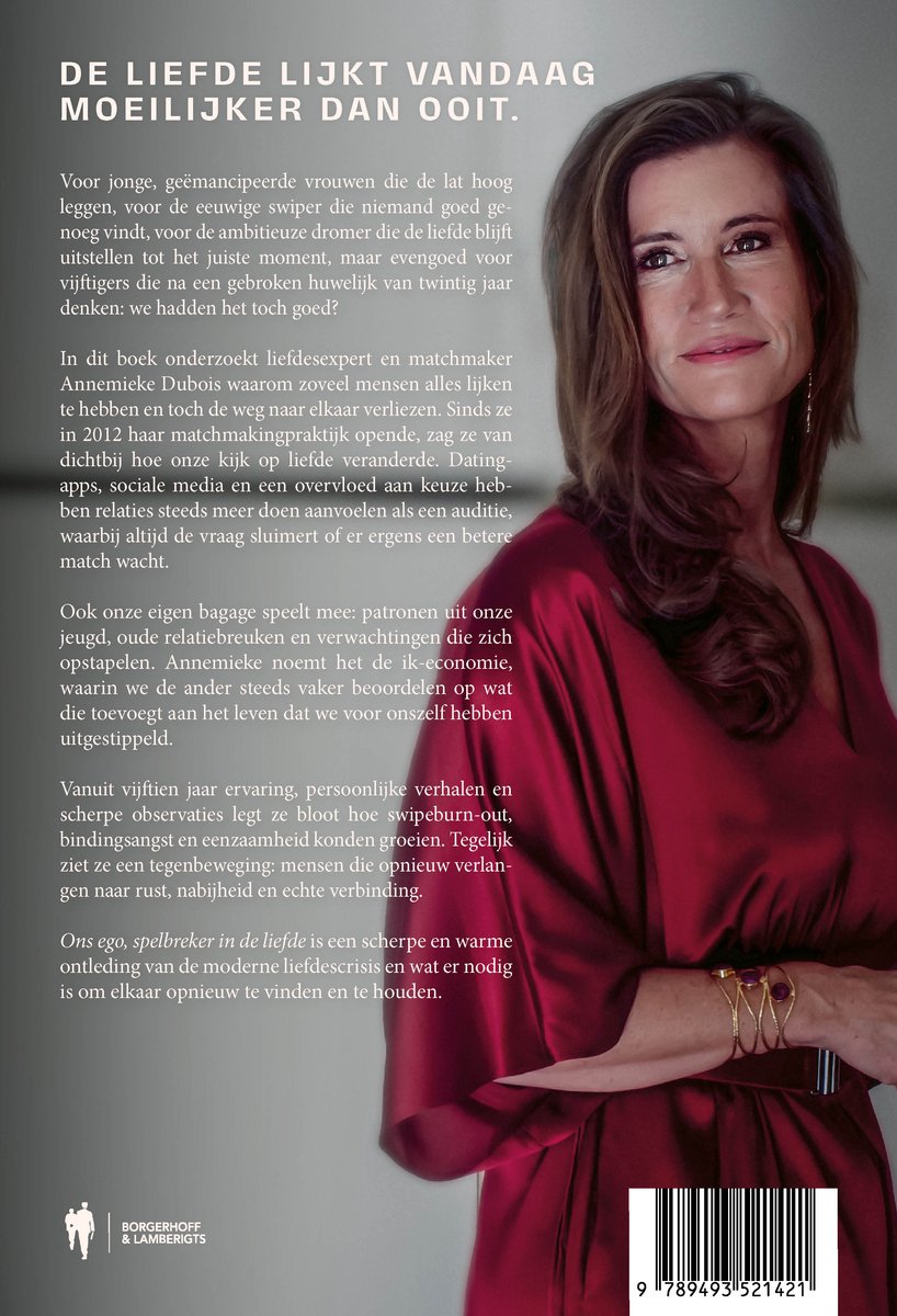 Model in rode satijnen jurk, met gouden armbanden om haar pols.