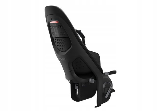 Zwart fietsstoeltje met Thule-logo, verstelbare riemen en ventilatiegaten. Zijkantaanzicht.