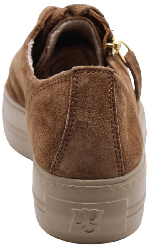 Achterkant van een bruine suède Paul Green sneaker met taupekleurige plateauzool.