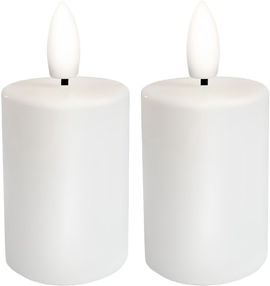 Set van twee witte LED-kaarsen met een realistisch vlameffect.
