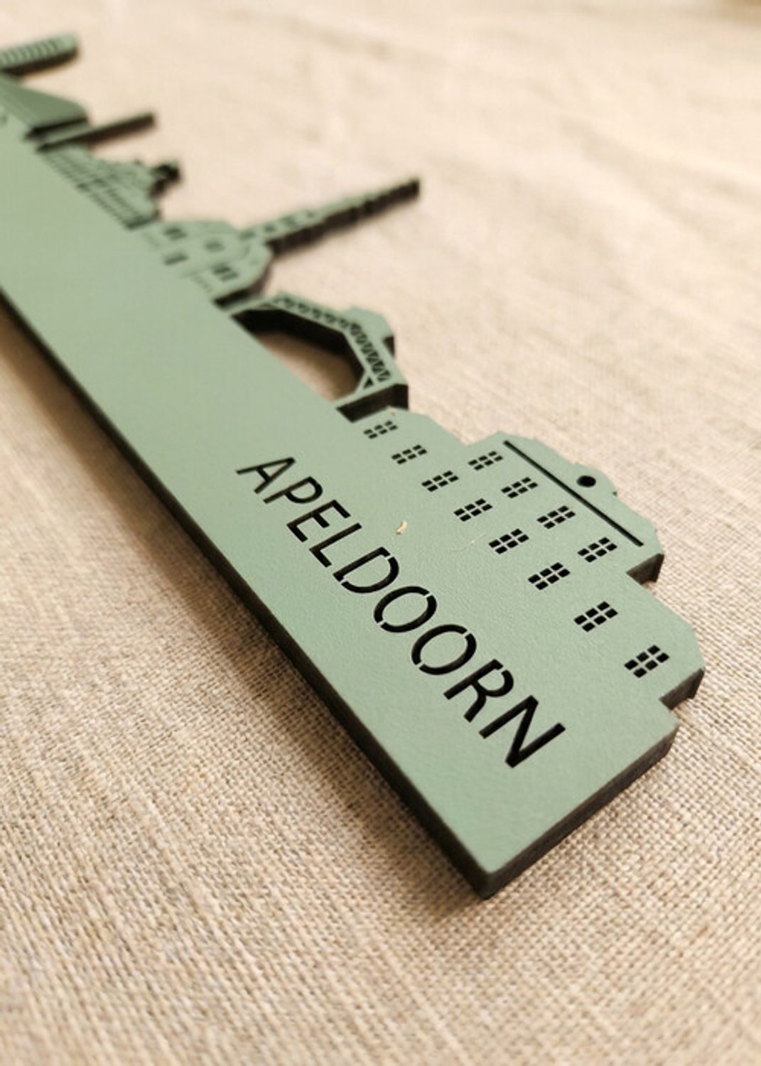 Houten Skyline Apeldoorn | Wanddecoratie voor aan de muur | Groen MDF | 70 x 12 cm