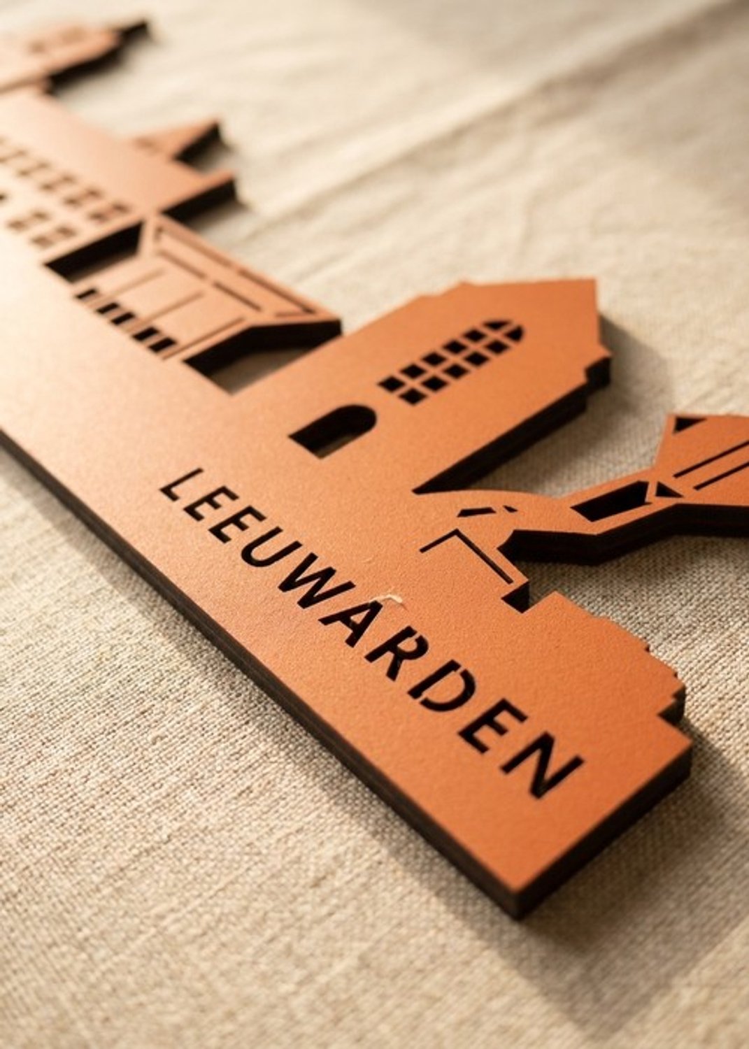 Houten Skyline Leeuwarden | Wanddecoratie voor aan de muur | Oranje MDF | 70 x 13 cm
