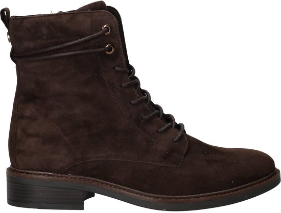 Bruine suède veterboot met vetersluiting en gouden veterogen.