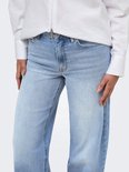 Close-up van de taille en pasvorm van de lichtblauwe ONLMADISON jeans met wijde pijpen.