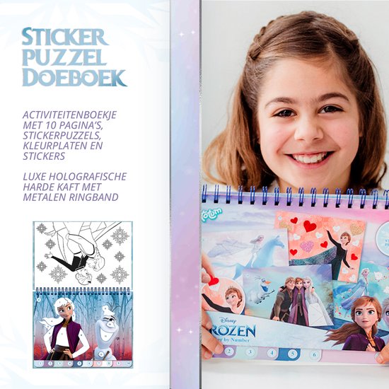 Enfant souriant avec un livre d'activités autocollants La Reine des Neiges, 10 puzzles, coloriages et couverture brillante.