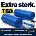 Extra sterke blauwe T50 afvalzakken op rol, scheurvast en lekvrij voor dagelijks gebruik.