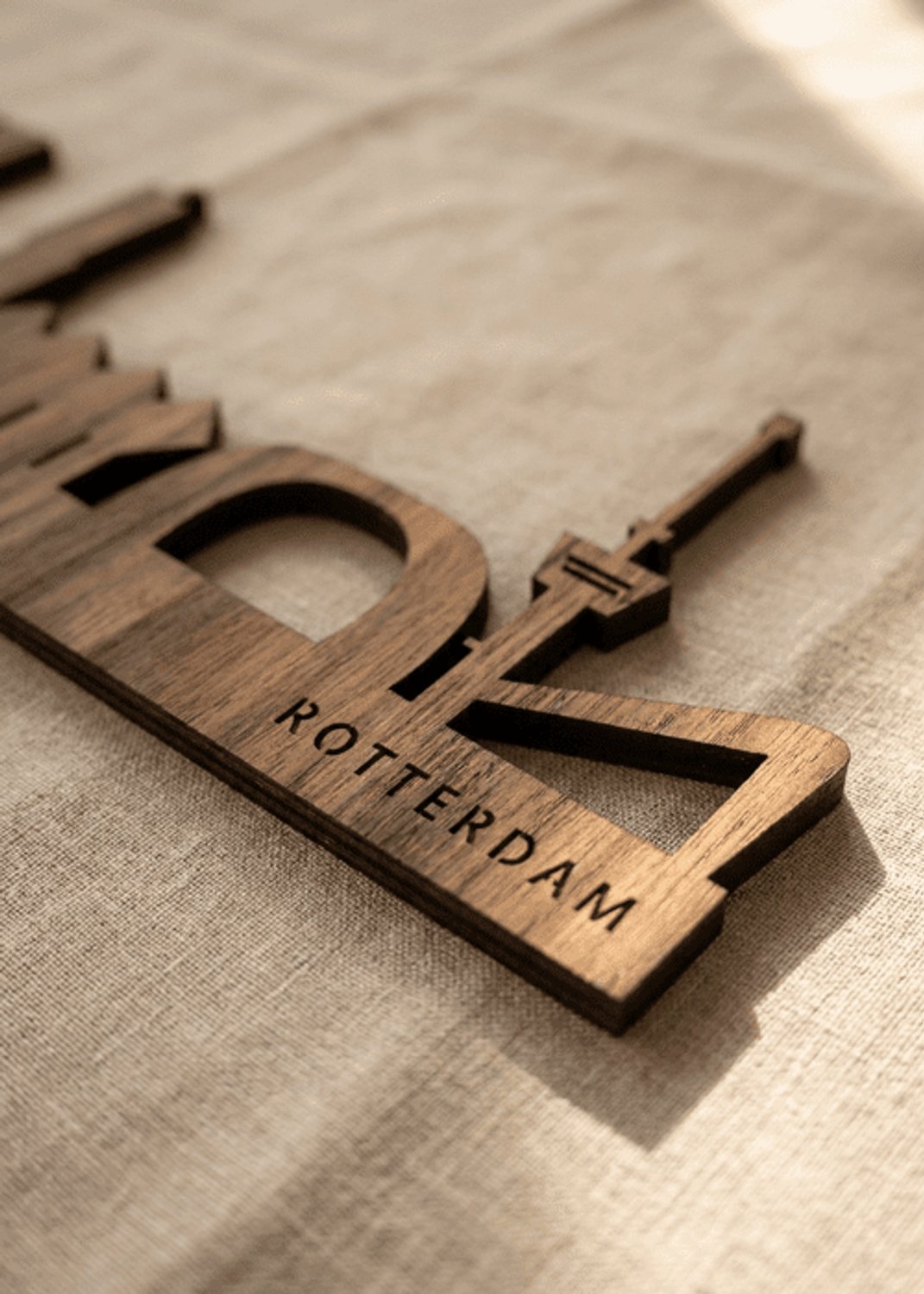 Houten Skyline Rotterdam | Wanddecoratie voor aan de muur | Noten | 100 x 20 cm