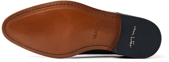 Onderkant van een Van Lier schoen met bruine lederen zool en het logo in reliëf.