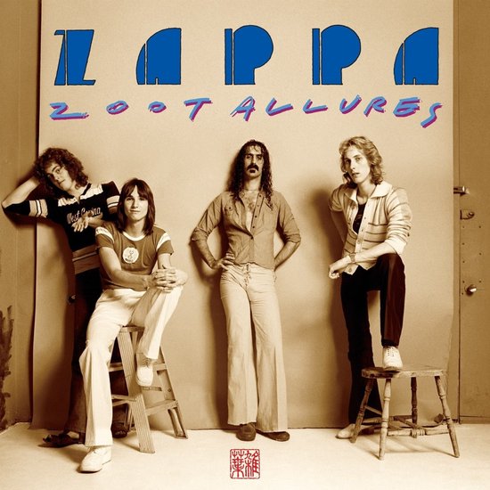 Zoot Allures albumhoes met Frank Zappa en bandleden tegen een beige achtergrond met blauwe en roze tekst.