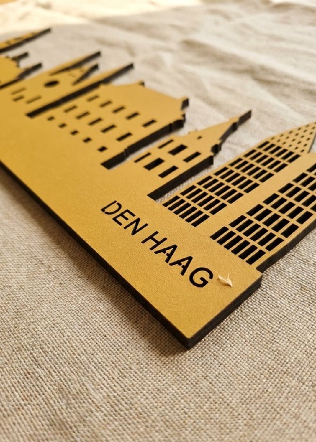 Houten Skyline Den Haag | Wanddecoratie voor aan de muur | Geel MDF | 70 x 14 cm