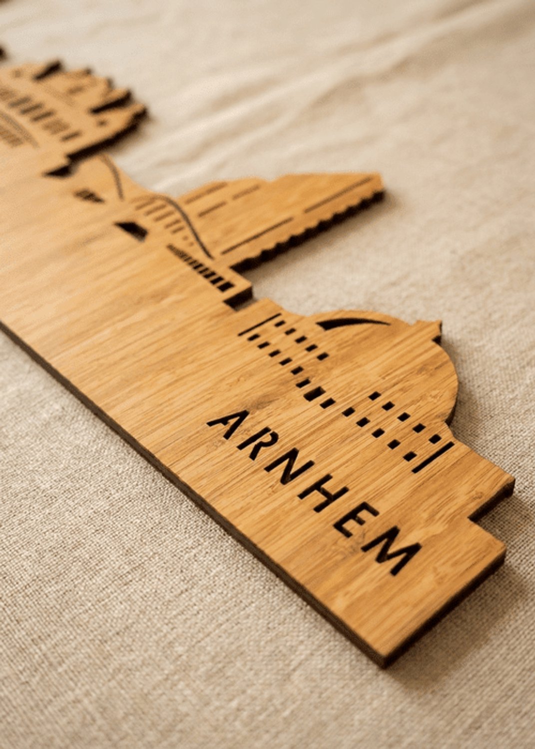 Houten Skyline Arnhem | Wanddecoratie voor aan de muur | Bamboe | 70 x 12 cm