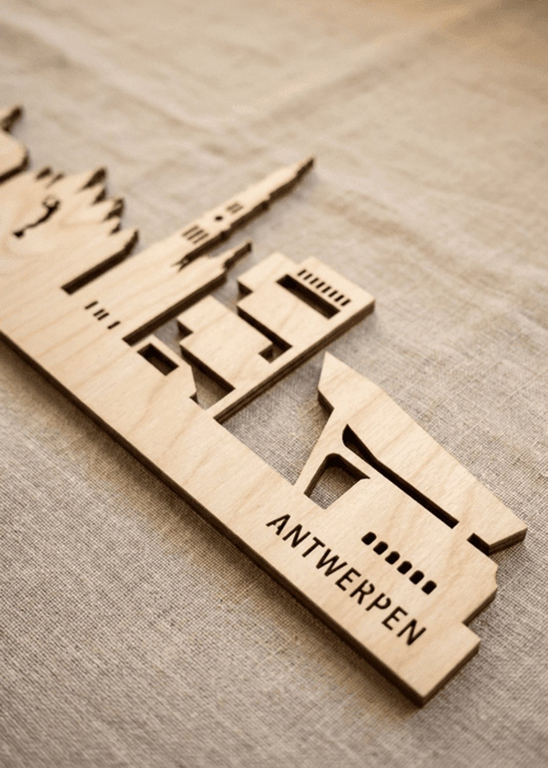 Houten Skyline Antwerpen | Wanddecoratie voor aan de muur | Berken | 70 x 14 cm