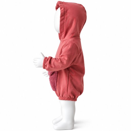 Roze baby-romper met capuchon, lange mouwen en een knuffelige teddy-buidelzak aan de voorzijde, zijaanzicht.